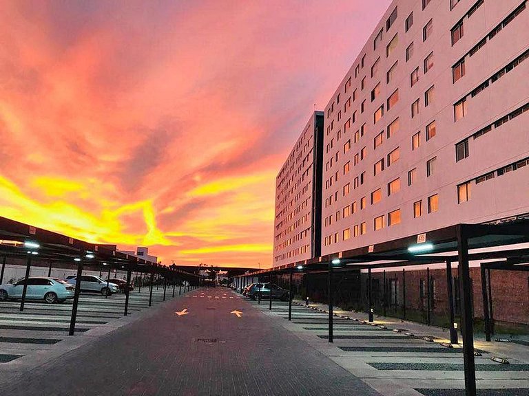 Condominio de cómodos departamentos con amenidades rodeado d