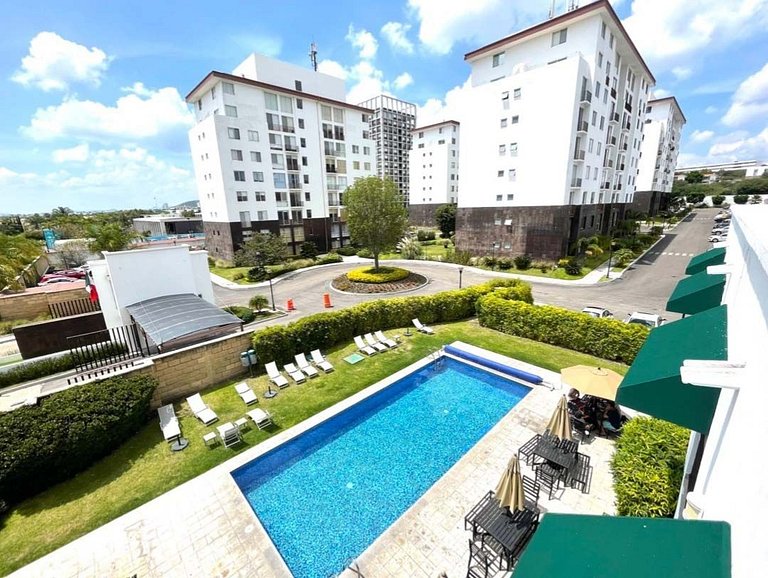 Condominio de departamentos con 3 torres cómodas amenidades