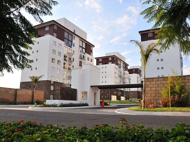 Condominio de departamentos con 3 torres cómodas amenidades