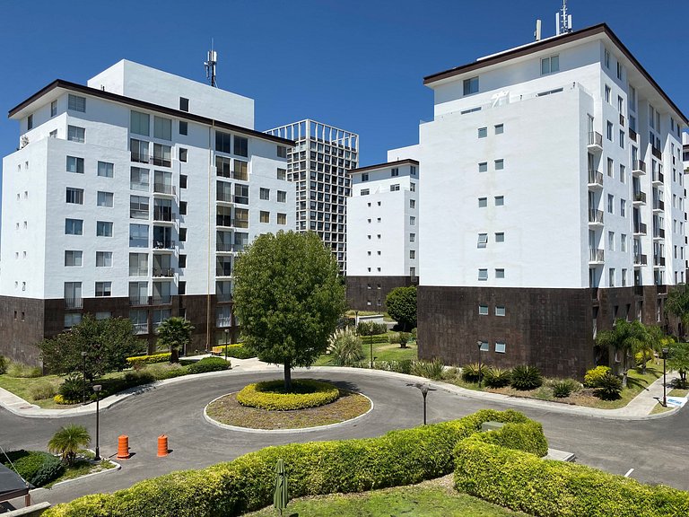 Condominio de departamentos con 3 torres cómodas amenidades
