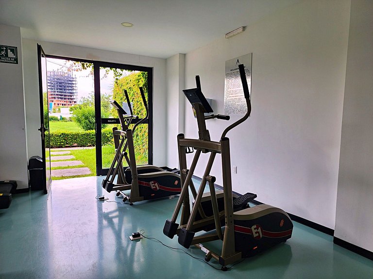 Relájate en Juriquilla Alberca, Áreas Verdes y Más