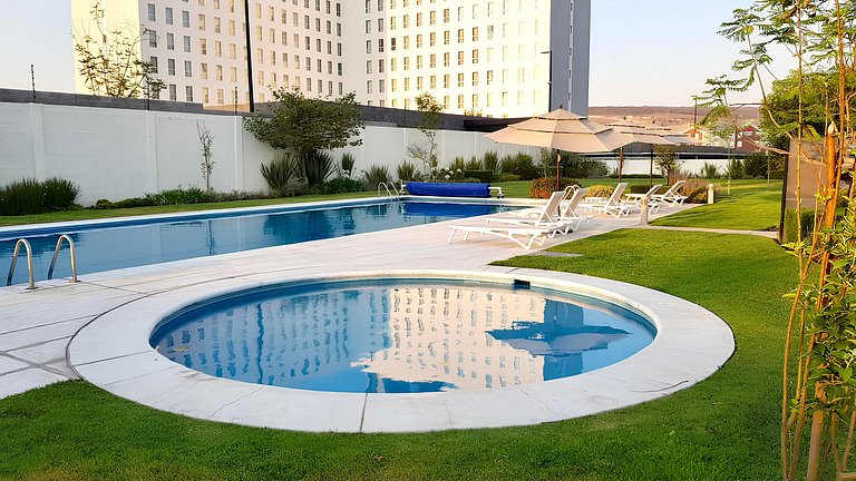 Escápate a Juriquilla: Departamento más alberca